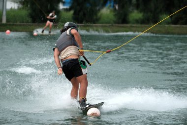 07 Ekim 2018 - Tayland: İnsanlar şehir parkında su üzerinde wakeboard yapıyor