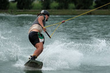 07 Ekim 2018 - Tayland: İnsanlar şehir parkında su üzerinde wakeboard yapıyor