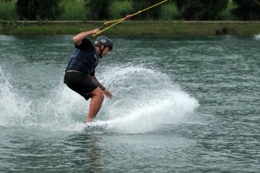 07 Ekim 2018 - Tayland: İnsanlar şehir parkında su üzerinde wakeboard yapıyor