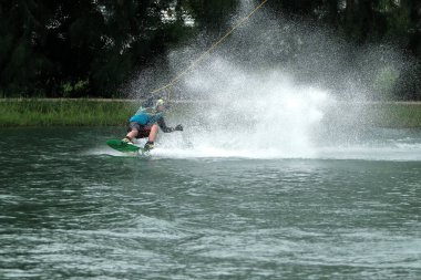 07 Ekim 2018 - Tayland: İnsanlar şehir parkında su üzerinde wakeboard yapıyor