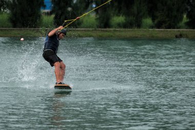 07 Ekim 2018 - Tayland: İnsanlar şehir parkında su üzerinde wakeboard yapıyor