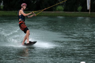 07 Ekim 2018 - Tayland: İnsanlar şehir parkında su üzerinde wakeboard yapıyor
