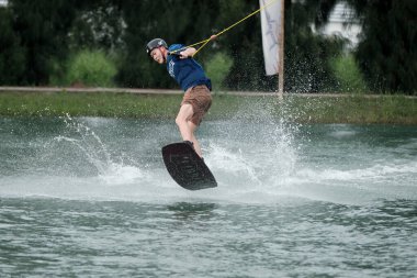 07 Ekim 2018 - Tayland: İnsanlar şehir parkında su üzerinde wakeboard yapıyor