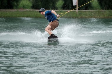 07 Ekim 2018 - Tayland: İnsanlar şehir parkında su üzerinde wakeboard yapıyor