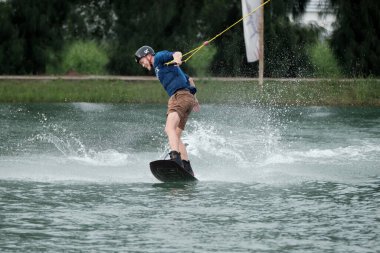 07 Ekim 2018 - Tayland: İnsanlar şehir parkında su üzerinde wakeboard yapıyor
