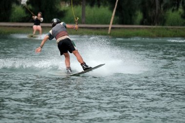 07 Ekim 2018 - Tayland: İnsanlar şehir parkında su üzerinde wakeboard yapıyor