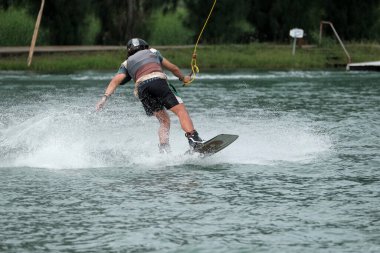 07 Ekim 2018 - Tayland: İnsanlar şehir parkında su üzerinde wakeboard yapıyor