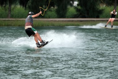 07 Ekim 2018 - Tayland: İnsanlar şehir parkında su üzerinde wakeboard yapıyor
