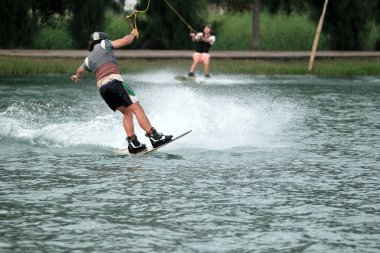 07 Ekim 2018 - Tayland: İnsanlar şehir parkında su üzerinde wakeboard yapıyor