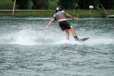 07 Ekim 2018 - Tayland: İnsanlar şehir parkında su üzerinde wakeboard yapıyor