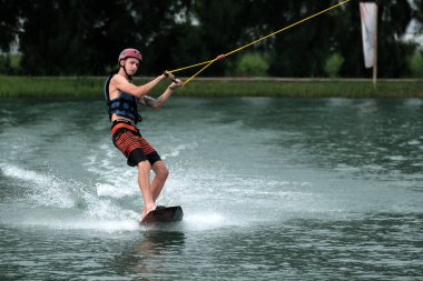 07 Ekim 2018 - Tayland: İnsanlar şehir parkında su üzerinde wakeboard yapıyor