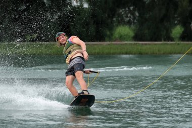 07 Ekim 2018 - Tayland: İnsanlar şehir parkında su üzerinde wakeboard yapıyor
