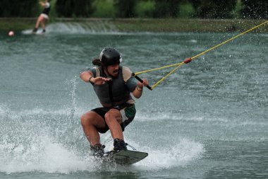 07 Ekim 2018 - Tayland: İnsanlar şehir parkında su üzerinde wakeboard yapıyor