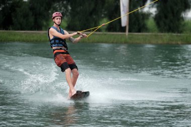 07 Ekim 2018 - Tayland: İnsanlar şehir parkında su üzerinde wakeboard yapıyor