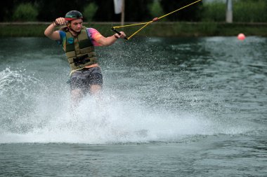 07 Ekim 2018 - Tayland: İnsanlar şehir parkında su üzerinde wakeboard yapıyor