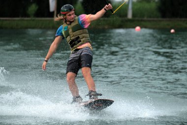 07 Ekim 2018 - Tayland: İnsanlar şehir parkında su üzerinde wakeboard yapıyor