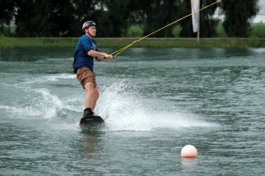 07 Ekim 2018 - Tayland: İnsanlar şehir parkında su üzerinde wakeboard yapıyor