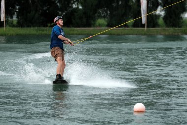 07 Ekim 2018 - Tayland: İnsanlar şehir parkında su üzerinde wakeboard yapıyor
