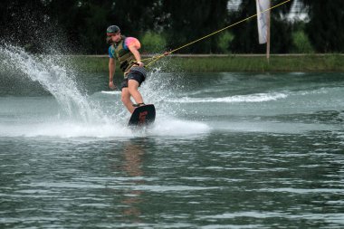 07 Ekim 2018 - Tayland: İnsanlar şehir parkında su üzerinde wakeboard yapıyor