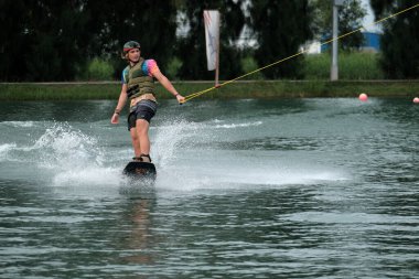 07 Ekim 2018 - Tayland: İnsanlar şehir parkında su üzerinde wakeboard yapıyor