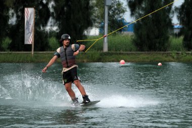 07 Ekim 2018 - Tayland: İnsanlar şehir parkında su üzerinde wakeboard yapıyor