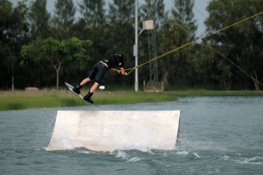07 Ekim 2018 - Tayland: İnsanlar şehir parkında su üzerinde wakeboard yapıyor