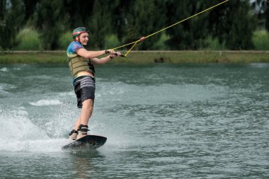 07 Ekim 2018 - Tayland: İnsanlar şehir parkında su üzerinde wakeboard yapıyor