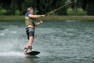 07 Ekim 2018 - Tayland: İnsanlar şehir parkında su üzerinde wakeboard yapıyor