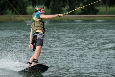 07 Ekim 2018 - Tayland: İnsanlar şehir parkında su üzerinde wakeboard yapıyor