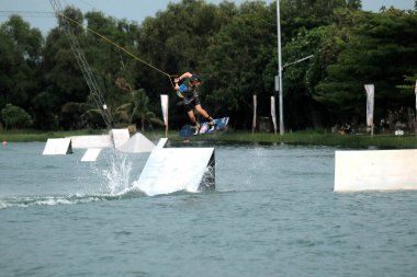 07 Ekim 2018 - Tayland: İnsanlar şehir parkında su üzerinde wakeboard yapıyor