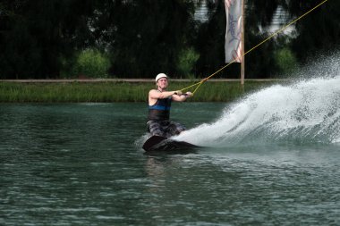 07 Ekim 2018 - Tayland: İnsanlar şehir parkında su üzerinde wakeboard yapıyor