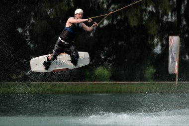 07 Ekim 2018 - Tayland: İnsanlar şehir parkında su üzerinde wakeboard yapıyor