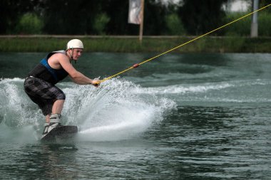 07 Ekim 2018 - Tayland: İnsanlar şehir parkında su üzerinde wakeboard yapıyor