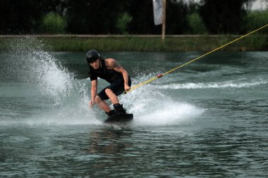07 Ekim 2018 - Tayland: İnsanlar şehir parkında su üzerinde wakeboard yapıyor
