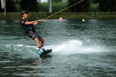 07 Ekim 2018 - Tayland: İnsanlar şehir parkında su üzerinde wakeboard yapıyor