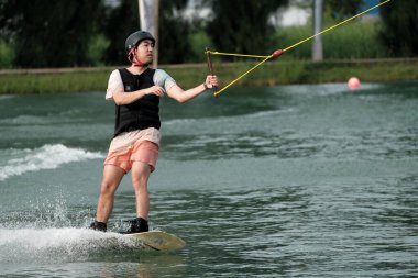 07 Ekim 2018 - Tayland: İnsanlar şehir parkında su üzerinde wakeboard yapıyor