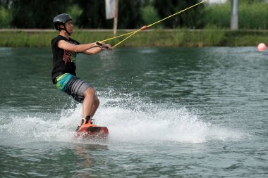 07 Ekim 2018 - Tayland: İnsanlar şehir parkında su üzerinde wakeboard yapıyor