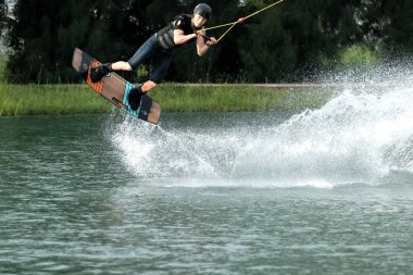 07 Ekim 2018 - Tayland: İnsanlar şehir parkında su üzerinde wakeboard yapıyor