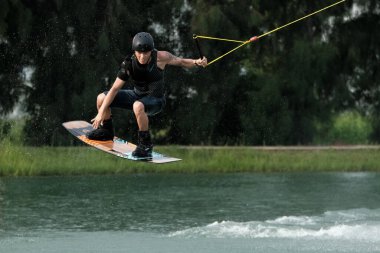 07 Ekim 2018 - Tayland: İnsanlar şehir parkında su üzerinde wakeboard yapıyor