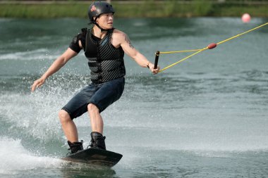 07 Ekim 2018 - Tayland: İnsanlar şehir parkında su üzerinde wakeboard yapıyor