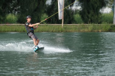 07 Ekim 2018 - Tayland: İnsanlar şehir parkında su üzerinde wakeboard yapıyor