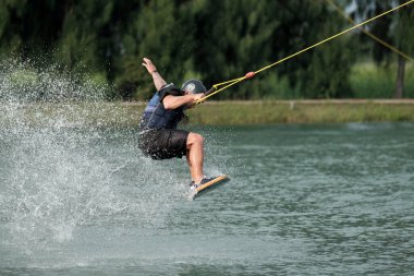 07 Ekim 2018 - Tayland: İnsanlar şehir parkında su üzerinde wakeboard yapıyor