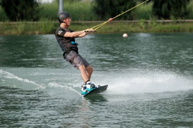 07 Ekim 2018 - Tayland: İnsanlar şehir parkında su üzerinde wakeboard yapıyor