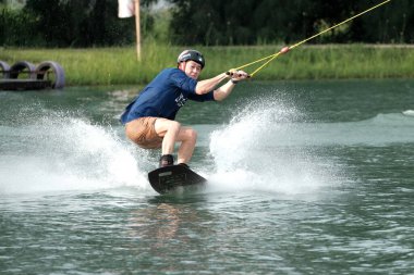 07 Ekim 2018 - Tayland: İnsanlar şehir parkında su üzerinde wakeboard yapıyor