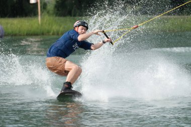 07 Ekim 2018 - Tayland: İnsanlar şehir parkında su üzerinde wakeboard yapıyor
