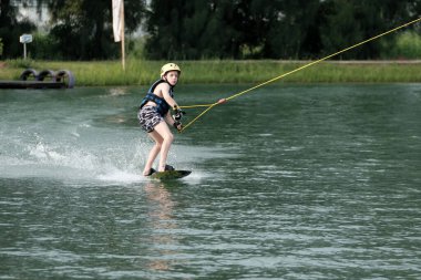07 Ekim 2018 - Tayland: İnsanlar şehir parkında su üzerinde wakeboard yapıyor