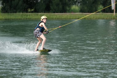 07 Ekim 2018 - Tayland: İnsanlar şehir parkında su üzerinde wakeboard yapıyor