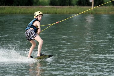 07 Ekim 2018 - Tayland: İnsanlar şehir parkında su üzerinde wakeboard yapıyor