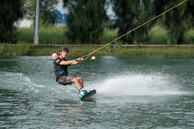 07 Ekim 2018 - Tayland: İnsanlar şehir parkında su üzerinde wakeboard yapıyor
