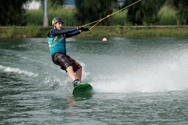 07 Ekim 2018 - Tayland: İnsanlar şehir parkında su üzerinde wakeboard yapıyor